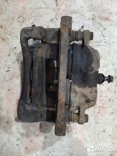 Суппорт передний левый Nissan Patrol Y61 RD28TI