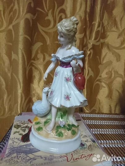 Статуэтка фарфоровая Девушка с гусем
