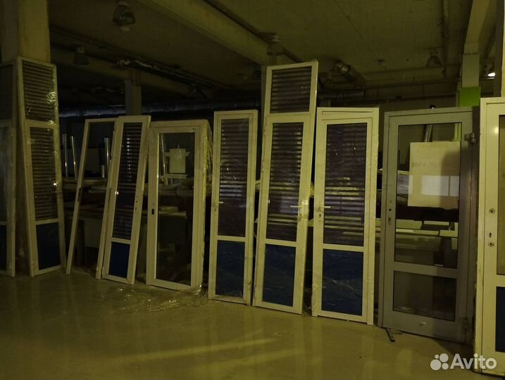 Дверь алюминиевая