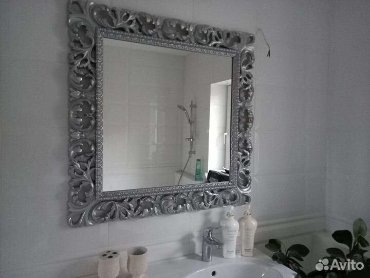 Зеркало настенное в резной раме