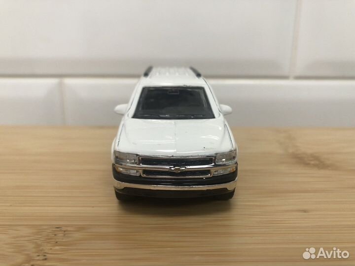 Chevrolet Suburban 1:43 welly