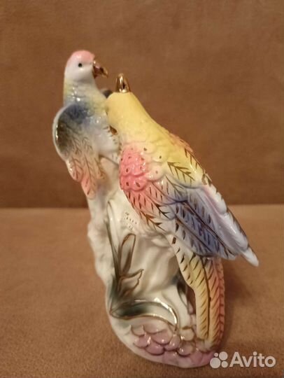 Фарфоровая статуэтка Попугаи