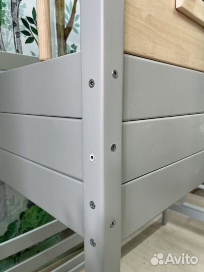 Двухьярусная кровать с окном