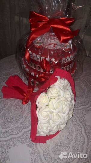 Киндер торт и букет