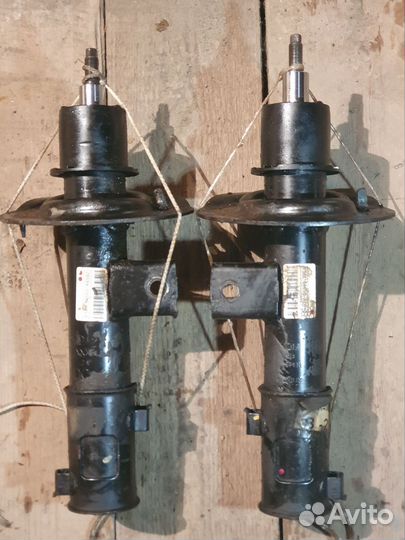 Амортизвторы передние Kia Ceed jd 2014г