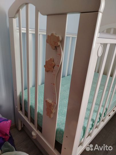 Детская кроватка с маятником