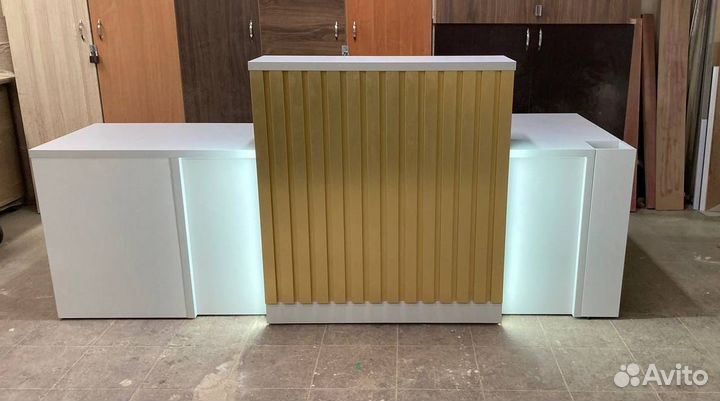 Стойка для салона красоты с золотом и подсветкой