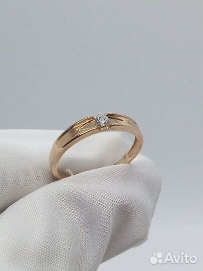 Кольцо с синтетическим камнем Золото