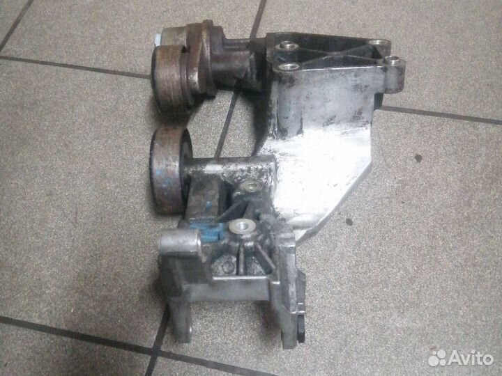 Кронштейн ролика натяжителя Hyundai / Kia D4HB