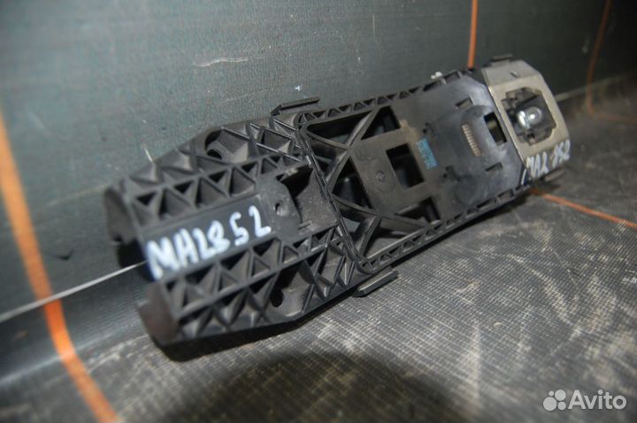 Кронштейн ручки двери передней левой-Skoda Rapid