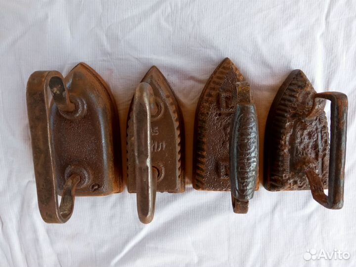 Старый чугунный утюг