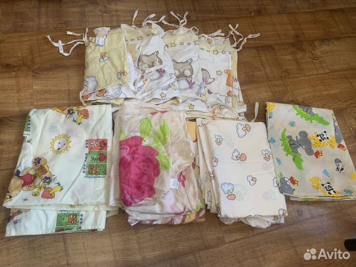 Бортики в кроваткуи детское постельное белье