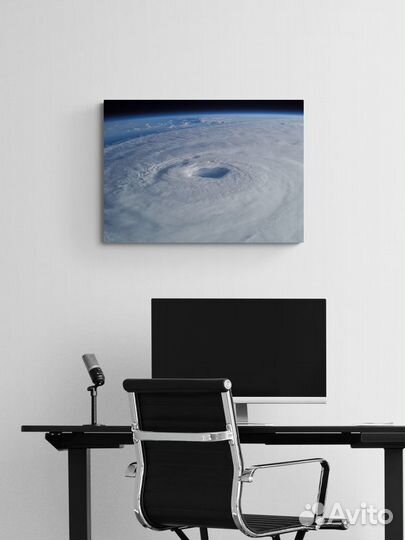 Картина с большим циклоном вид из космоса