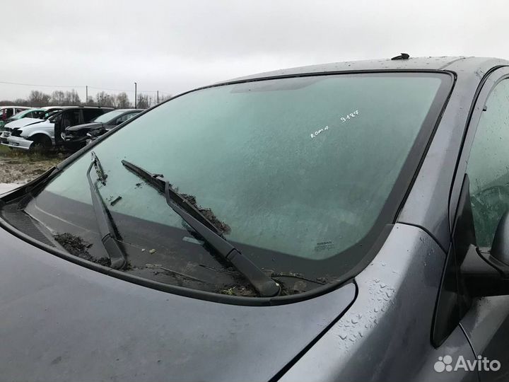 Лобовое стекло Nissan Note Ниссан Нот 2008г