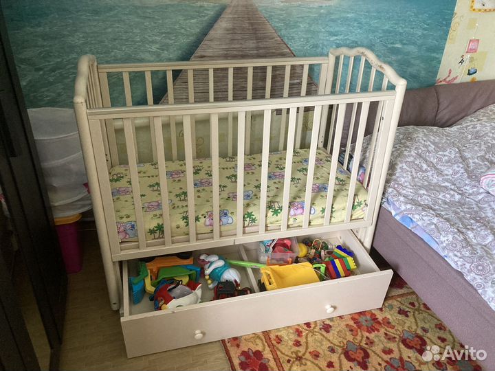Кроватка детская с маятником