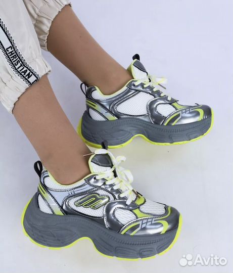 Кроссовки женские