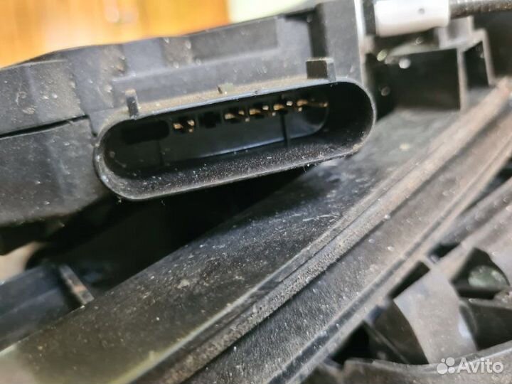 Замок боковой двери задний левый Ford Focus 3 1.6