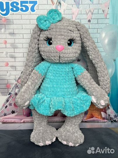 Вязаная игрушка зайка