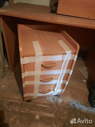 Письменный стол с тумбой