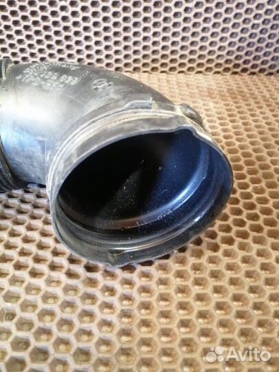 Патрубок воздушного фильтра Audi A4 B9 CYR 2.0