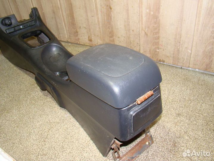 Консоль Nissan Almera (N16)
