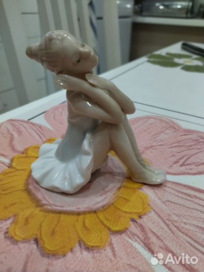 Статуэтка фарфор