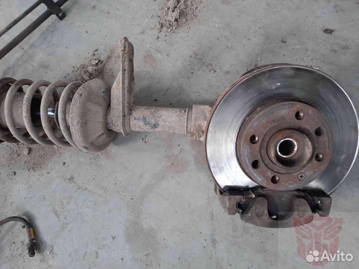 Кулак поворотный передний заз Шанс