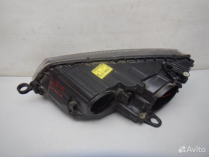 Фара правая Skoda Octavia