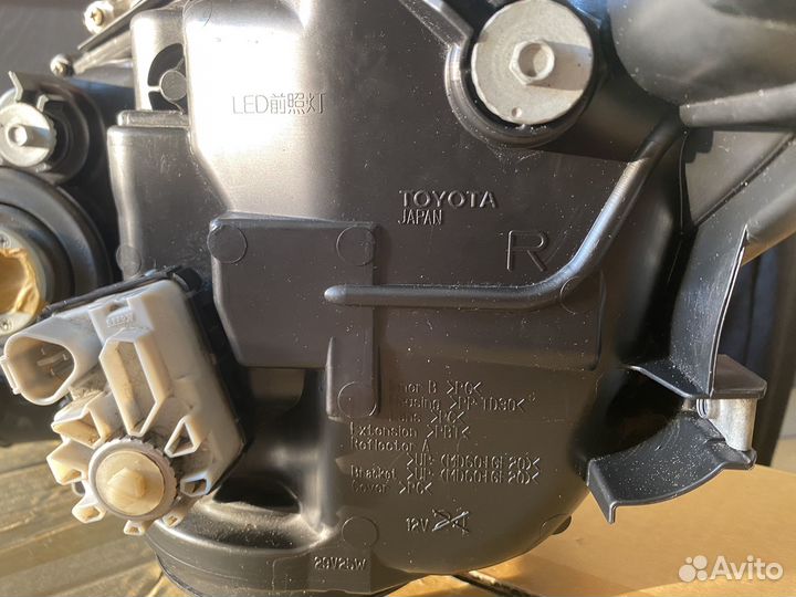 Передняя правая фара на Toyota Camry 2017