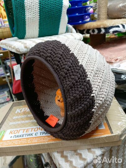 Вязанный Домик для кошки и вязанные одёжки