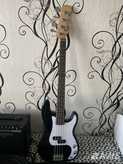 Бас гитара с комбоусилителем