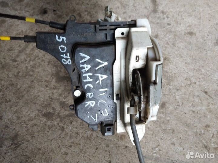 Замок двери передний левый Mitsubishi Lancer 10