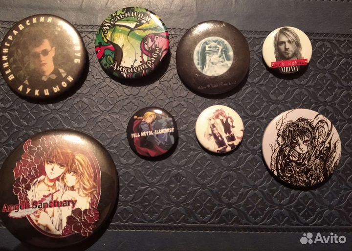 Значки рок-группы и аниме