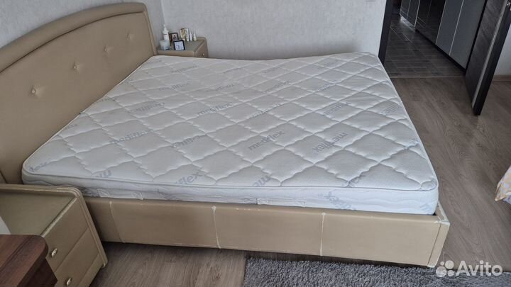 Продам 2х спальную кровать