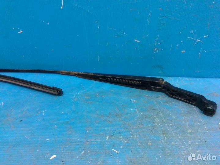 Поводок стеклоочистителя передний правый Geely emg