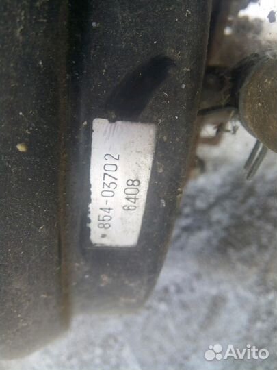 На Мицубиси Canter вакуумный усилитель тормозов и