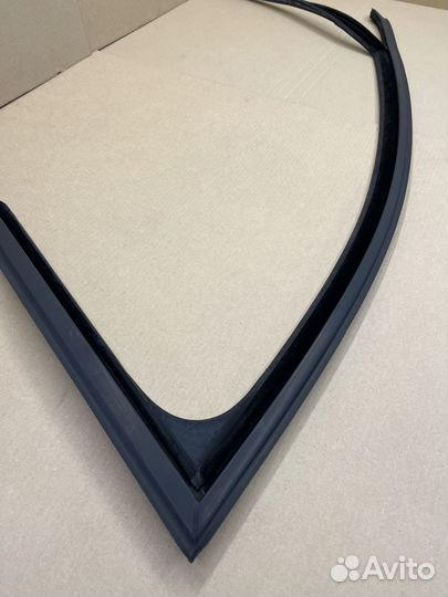 Уплотнитель рамки двери передний левый VW Джетта 6