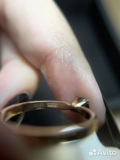 Золотое кольцо с черным бриллиантом