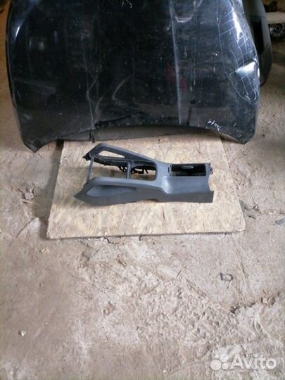 Консоль между сидений Volkswagen Jetta 5