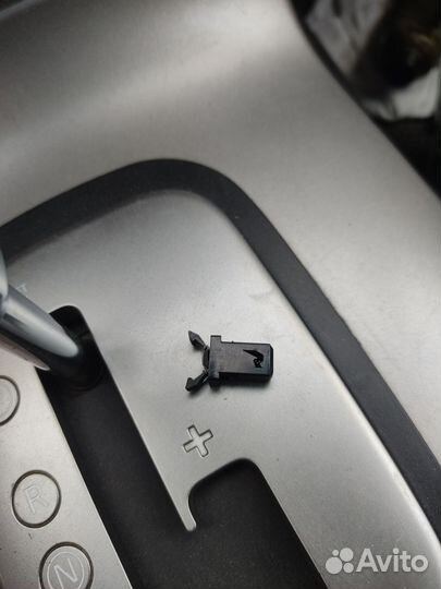 Фиксатор очечника 688304Х00А для Nissan Pathfinder