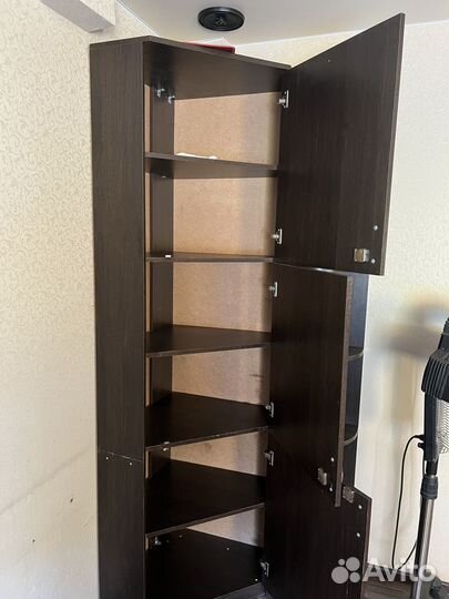 Шкафшкаф угловой с замками и боковыми полками