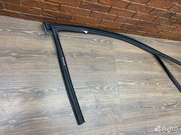 Уплотнитель стекла двери передний левый Bmw X5 G05