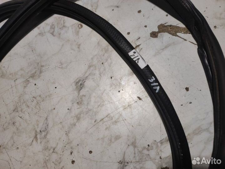 Уплотнительная резинка боковой двери задняя левая