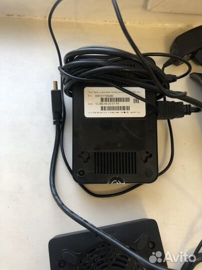 2 телевизионные приставки,вай-фай роутер