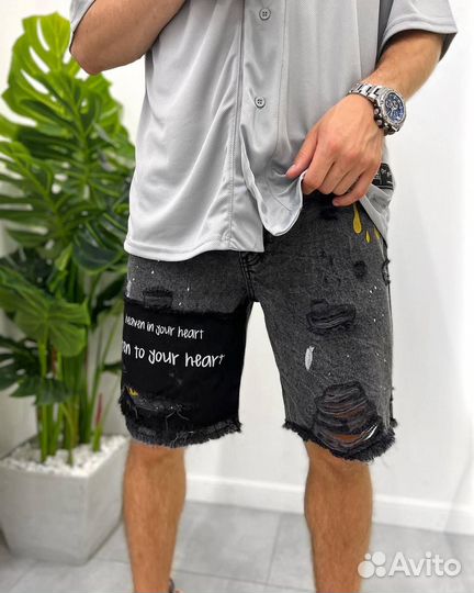 Джинсовые шорты с рваными элементами и принтами