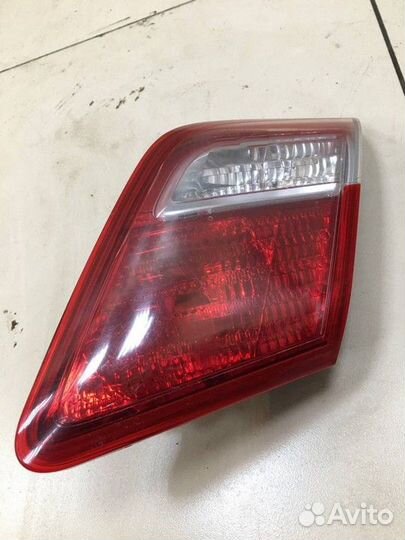 Фонарь задний внутренний правый Toyota Camry
