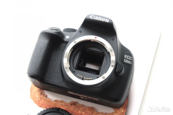 Фотоаппарат Canon 1200d (пробег 8100) body + сумка