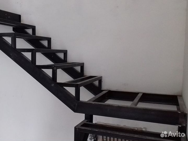 Продам металлические каркасы для лестниц