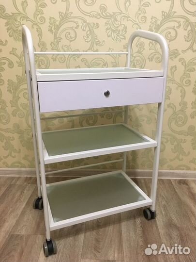 Столик косметолога на колесиках