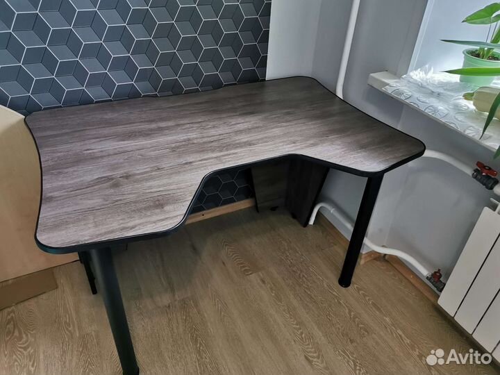 Игровой геймерский компьютерный стол